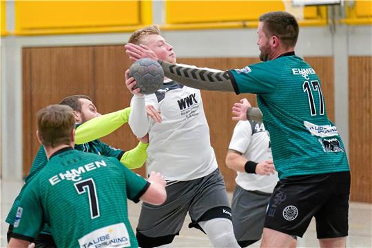 Mit sieben Treffern ist Tim Downar (Mitte) von der HSG Liebenburg-Salzgitter gegen Ehmen der zweitbeste Werfer seiner Mannschaft. Einzig Jannik Fürst trifft einmal mehr. Foto: Frank Drechsler