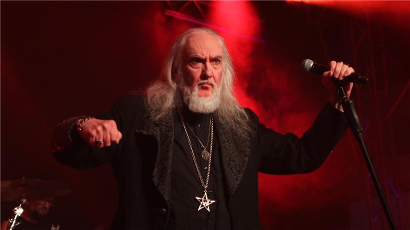 Premiere mit Joachim Witt am Rammelsberg Mit ernster Miene schaut Joachim Witt ins Publikum. Er ist in schwarz gekleidet. Seine langen weißen Haare fallen auf die Schulter.