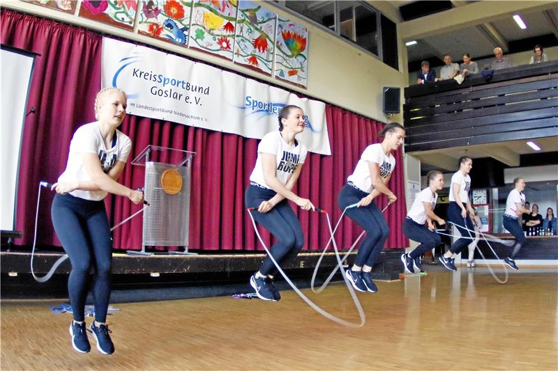 Sportlerehrung: Preise für die besten Athleten des Landkreises Mit traditionellem Seilspringen hat Rope Skipping so gut wie nichts zu tun. Die Gruppe des TV Roringen, die im Juli an den Weltmeisterschaften in den USA teilnimmt, erntet Begeisterungsstürme beim Publikum in Clausthal-Zellerfeld. Foto: Epping