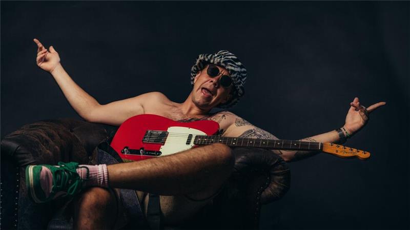 Mit ungefähr zehn Jahren bekam er die erste Gitarre.