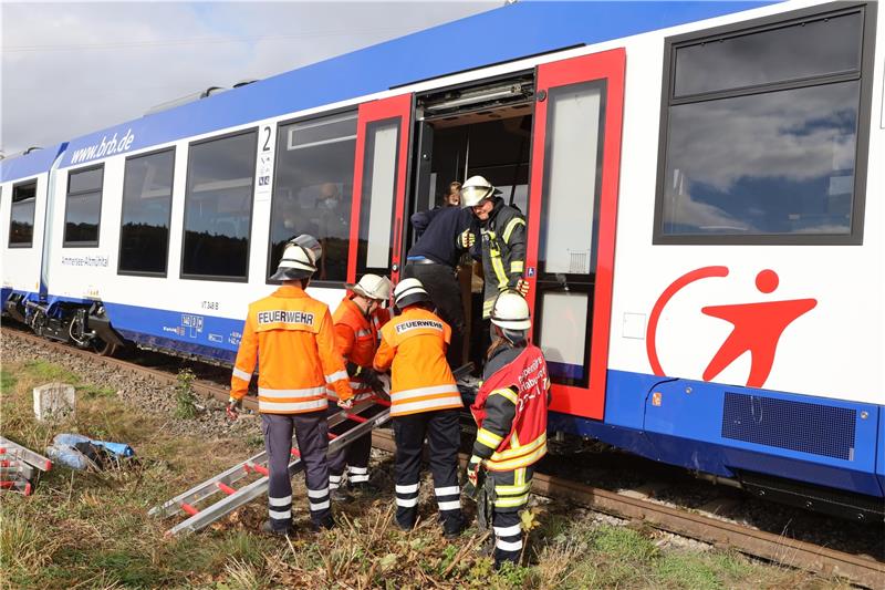 Zug erfasst Bus: Größte Einsatz-Übung der Gemeinde-Geschichte Mit vereinten Kräften gelingt es den Einsatzkräften, die Verletzten bei der Übung aus dem Zug zu holen.