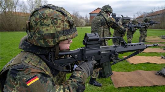 Mit verschiedenen Anreizen will die Bundesregierung mehr junge Leute für die Bundeswehr gewinnen. (Archivbild)