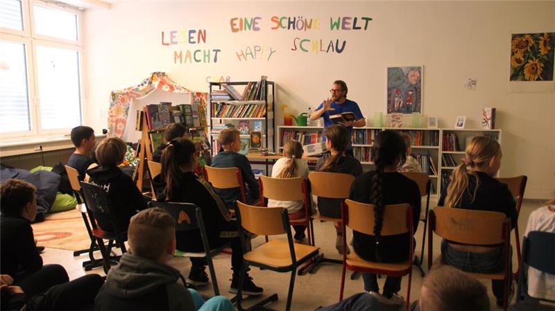 Mit verschiedenen Stimmlagen und Gesten erweckt der Autor seine Charaktere zum Leben.