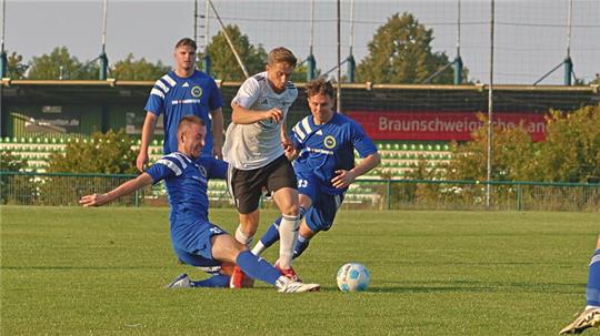 Mit viel Einsatz und Leidenschaft verteidigt die TSG Bad Harzburg am Mittwoch bei der Bezirkspokal-Niederlage gegen Germania Bleckenstedt. In dieser Szene versuchen Nicholas Makus (am Boden) und Timo Schwanecke Thomas Sonntag zu stoppen. Mit Viktoria Thiede kommt am Sonntag wieder ein spielstarker Gegner in den Sportpark.