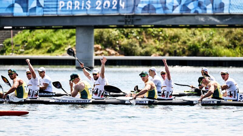Mit vier Hundertstelsekunden Vorspung holt der deutsche Kajak-Vierer Gold.