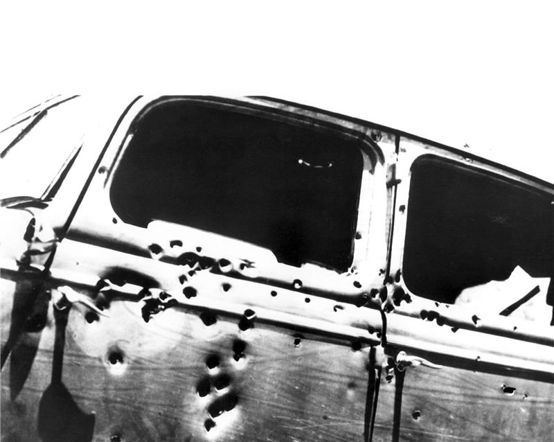 Mit weit über hundert Kugeln durchsiebte die Polizei das Fahrzeug, in dem Bonnie und Clyde starben.