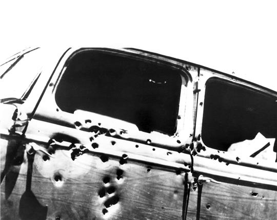 Mit weit über hundert Kugeln durchsiebte die Polizei das Fahrzeug, in dem Bonnie und Clyde starben.