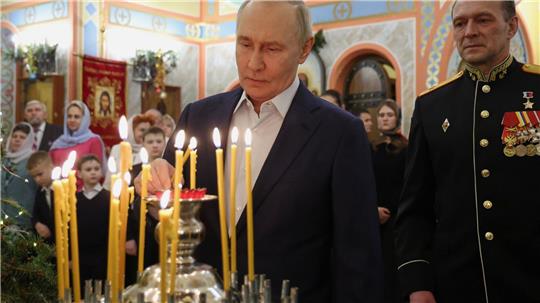 Mit welcher Bitte hat Kremlchef am orthodoxen Weihnachten wohl diese Kerze angezündet? (Archivbild)
