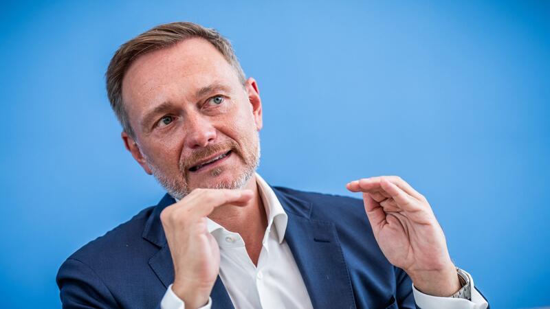 Linke zieht gegen Lindner vor Verfassungsgericht Mit zwei Anzeigen hatte das Bundesfinanzministerium für die Schuldenbremse geworben. (Archivbild)