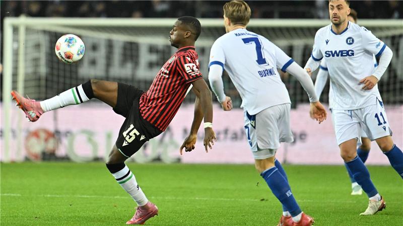 Mit zwei Assists einer der Stärksten bei Hannover 96: Noel Aseko (l)