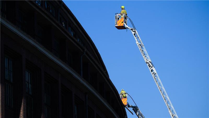 Mit zwei Drehleitern sicherte die Feuerwehr das Gebäude ab.