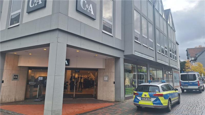 Ladendiebstahl in Goslar: Zwei Frauen scheitern an Alarmanlage Mit zwei Einsatzwagen fuhren die Beamten vor der Filiale vor.