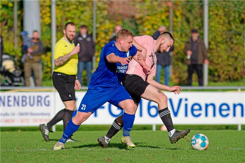 Nach turbulentem Finale: Vienenburg bezwingt Lochtum Mit zwei Treffern, der letzte davon in der Nachspielzeit, und einer Vorlage wird Felix Ebeling (l.) zum Matchwinner für die FG Vienenburg/Wiedelah im Nachbarschafsduell gegen den TSV Lochtum, hier Nicholas Makus. Foto: Drechsler