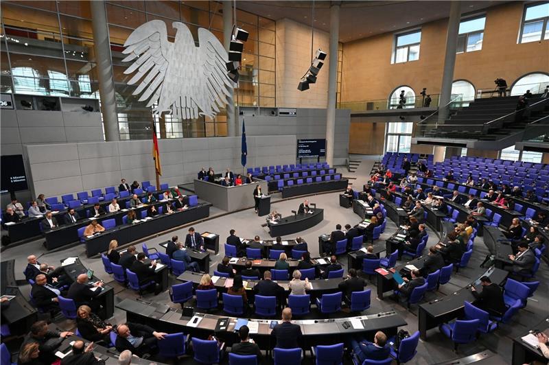 Bundestag gratuliert Phantom-Abgeordnetem zum 90. Geburtstag Mit zweitägiger Verspätung haben die Abgeordneten des Bundestags ihrem Phantom-Kollegen Jakob Maria Mierscheid zum 90. Geburtstag gratuliert.