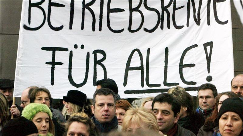 Mehr Beschäftigte sollen Betriebsrenten bekommen Mitarbeitende einer Bank demonstrieren für den Erhalt ihrer Betriebsrente (Foto: Archiv).