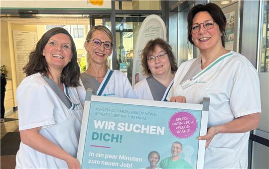 Mitarbeitende vor der Asklepios Harzklinik Goslar mit dem Foto-Aufsteller für die Speeddating-Tage. Foto: Asklepios