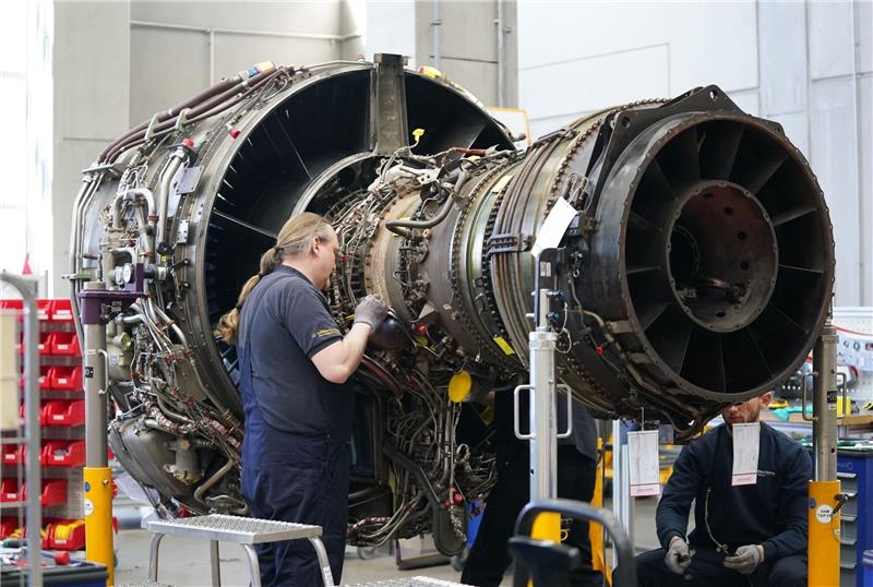 Lufthansa bläst Anteilsverkauf von Wartungssparte ab Mitarbeiter arbeiten an einer Flugzeugturbine in der Triebwerksüberholungswerkstatt auf dem Gelände der Lufthansa Technik AG.