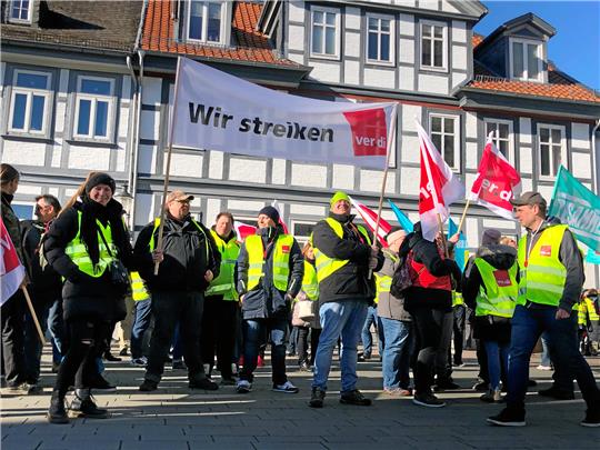 Mitarbeiter aus Betrieben und Verwaltungen des öffentlichen Dienstes streiken am Donnerstag auf dem Jakobikirchhof in Goslar. Rund 170 Beschäftigte beteiligen sich laut Gewerkschaftsangaben an dem Ausstand. Foto: Stade