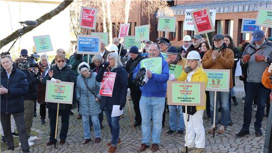 Mitarbeiter aus Harzer Welterbe-Einrichtungen und besorgte Bürger demonstrieren im März dieses Jahres vor dem Kreishaus in Goslar aus Sorge um den Verlust von Arbeitsplätzen und aus Sorge um die Zukunft des Welterbes.
