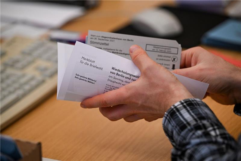 Panne vor Wahlwiederholung in Berlin Mitarbeiter bereiten Wahlunterlagen für die Briefwahl vor.