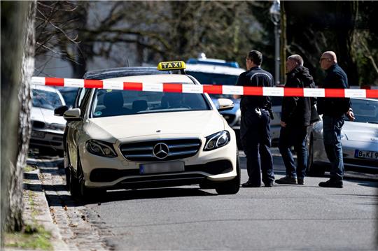 Mitarbeiter der Berliner Polizei am Tatort in Berlin-Grunewald.