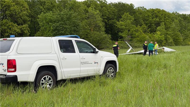 Mitarbeiter der Bundesstelle für Flugunfalluntersuchung (BFU) aus Braunschweig untersuchen das Wrack.