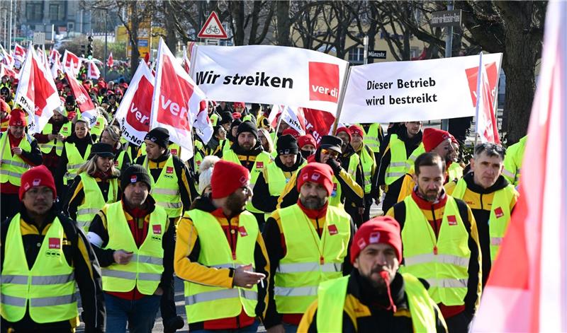 Post-Warnstreiks: Millionen Briefe bleiben liegen Mitarbeiter der Deutschen Post demonstrieren auf dem Schloßplatz in Dortmund für ihre Forderungen in der Tarifrunde.