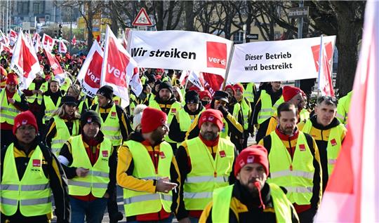 Mitarbeiter der Deutschen Post demonstrieren auf dem Schloßplatz in Dortmund für ihre Forderungen in der Tarifrunde.