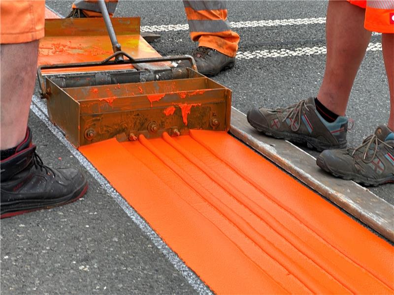 Mitarbeiter der Firma Meyer installieren die Rüttelstreifen auf der B 4. Foto: Eggers