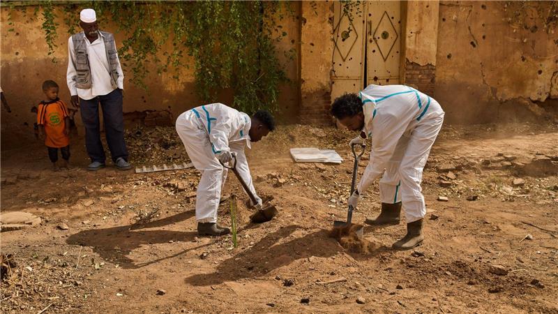Mitarbeiter der Forensic Medicine Corporation exhumieren in Omdurman im Sudan die Leiche eines Mannes, der 2023 von der paramilitärischen Gruppe Rapid Support Forces (RSF) getötet wurde.