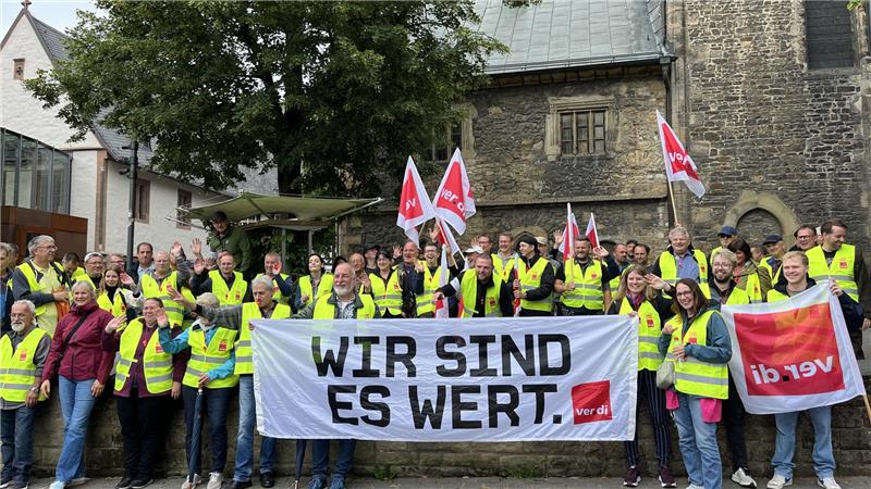 Mitarbeiter wollen mehr Lohn – Ausstand ohne Folgen für Versorgung Mitarbeiter der Harz-Energie aus mehreren Städten versammeln sich am Donnerstag zum Warnstreik in der Innenstadt von Goslar.