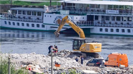 Mitarbeiter der Kampfmittelbeseitigung Sachsen transportieren während der Entschärfung am Fundort eine 250 Kilogramm schwere Weltkriegsbombe ab.
