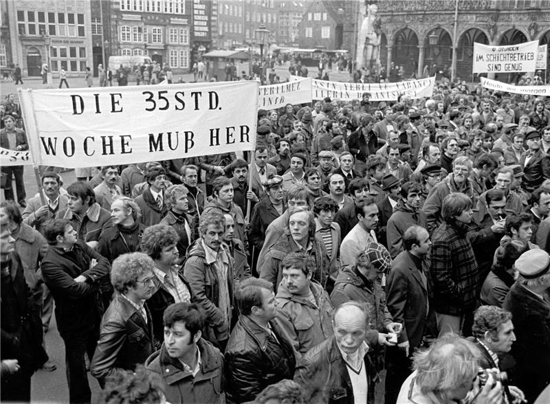 150 Jahre Flächentarifvertrag - Totgesagte leben länger Mitarbeiter der Klöckner-Werke fordern am 17. November 1978 auf dem Marktplatz von Bremen auf einem Transparent die 35-Stunden-Woche.