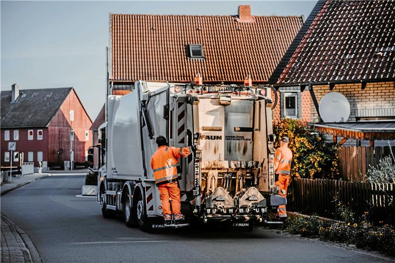 Mitarbeiter der Kreiswirtschaftsbetriebe (KWB) Goslar sind auf einem Abfall- sammelfahrzeug unterwegs, um Hausmülltonnen zu entleeren. Foto: KWB