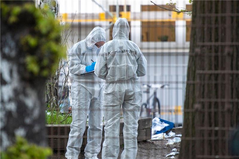 Messerangriff an Schule: Ermittler sprechen von „Zufallstat” Mitarbeiter der Kriminaltechnik stehen in der Nähe der Schule in Neukölln.