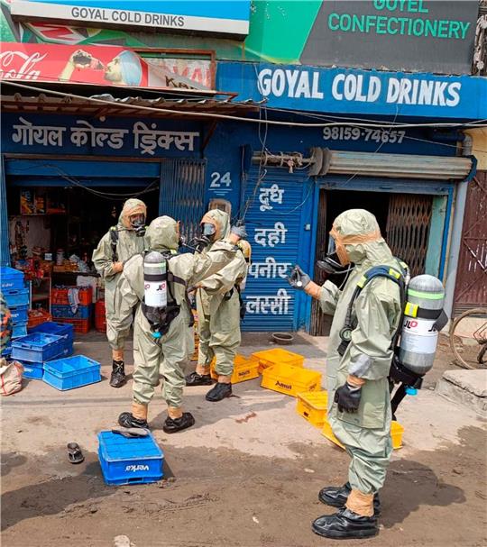 Mitarbeiter der National Disaster Response Force (NDRF) bei der Evakuierung von Menschen nach einem Gasleck in Ludhiana.