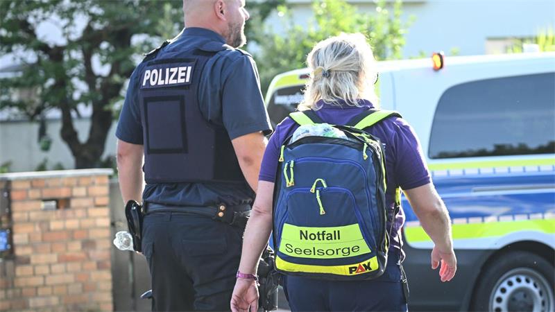 Mitarbeiter der Notfallseelsorge sind am Einsatzort. 