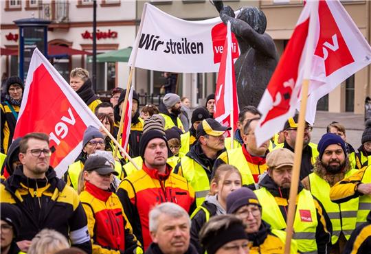 Mitarbeiter der Post bei einer Protestkundgebung in Rostock.