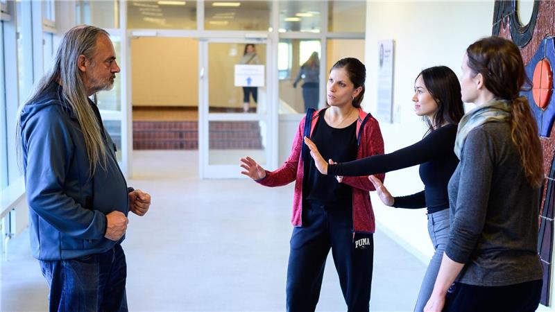 Mitarbeiter der Psychiatrischen Klinik Lüneburg trainieren in einem Rollenspiel professionelle Deeskalationsstrategien. 