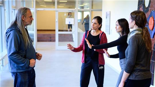 Mitarbeiter der Psychiatrischen Klinik Lüneburg trainieren in einem Rollenspiel professionelle Deeskalationsstrategien. 