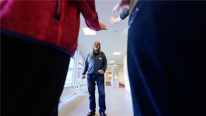 Mitarbeiter der Psychiatrischen Klinik Lüneburg trainieren in einem Rollenspiel. 