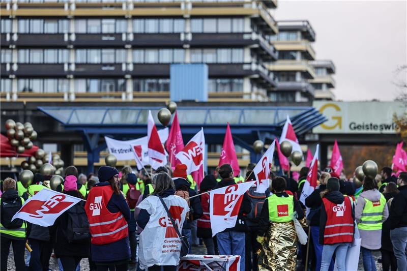 Hochschul-Warnstreik - Aktionen in über 70 Städten Mitarbeiter der Ruhr-Universität Bochum versammeln sich zu einem Warnstreik auf dem Campus.