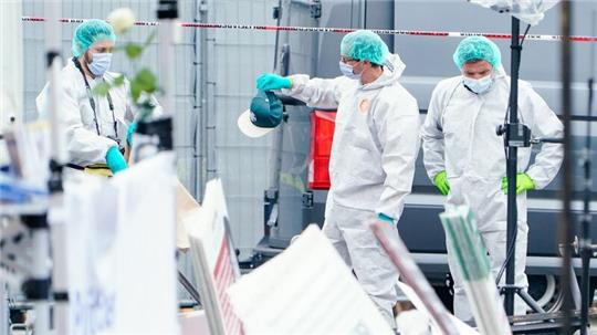 Mitarbeiter der Spurensicherung am Tatort.