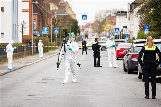 Mitarbeiter der Spurensicherung der Polizei arbeiten am Tatort in Nienburg.