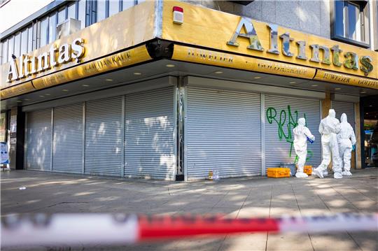 Mitarbeiter der Spurensicherung der Polizei arbeiten vor einem Juwelier.