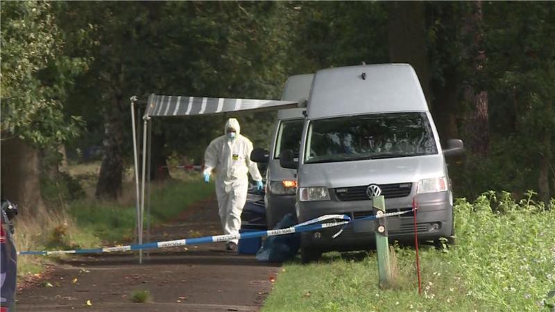 Mitarbeiter der Spurensicherung in dem Waldstück bei Fuhrberg im Einsatz.