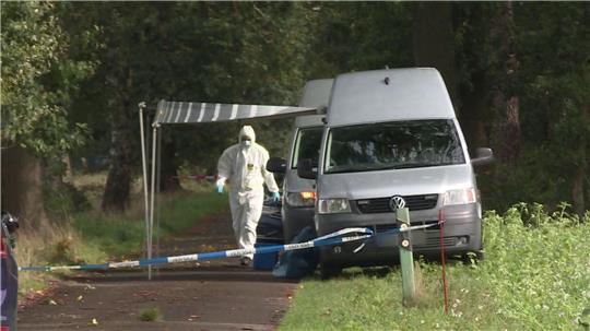Mitarbeiter der Spurensicherung in dem Waldstück bei Fuhrberg im Einsatz.