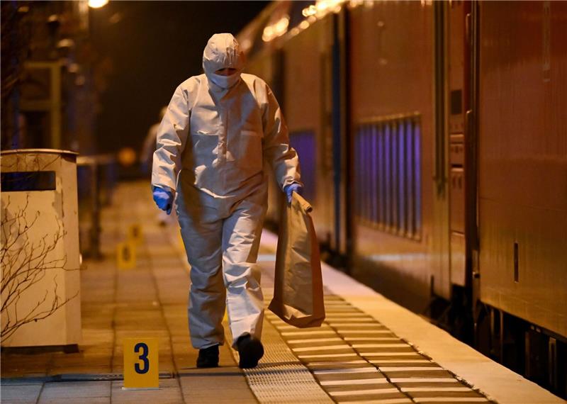 Tote und Verletzte bei Messerattacke in Zug Mitarbeiter der Spurensicherung sind auf einem Bahnsteig bei einem Regionalzug im Einsatz.