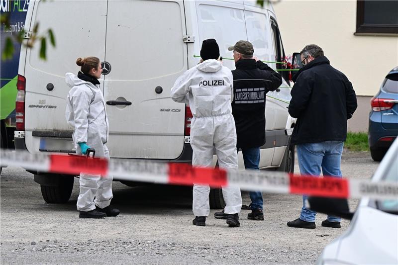 20-Jähriger nach tödlichen Schüssen in Untersuchungshaft Mitarbeiter der Spurensicherung untersuchen den Tatort.