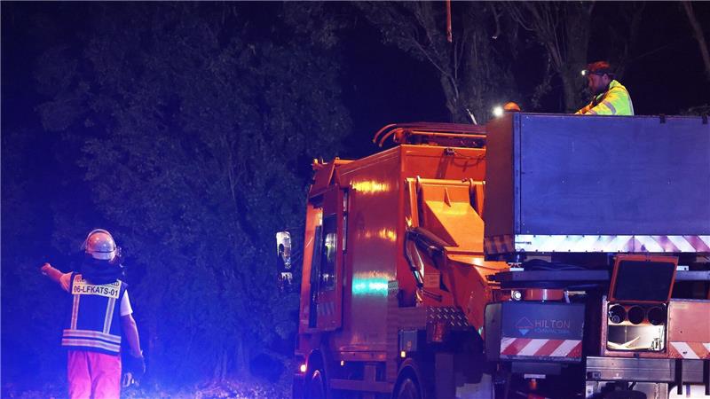 Mitarbeiter der Stadtwerke Krefeld reparieren Schäden an der Oberleitung und fegen Blätter und Äste von den Schienen in der Oppumer Straße. Nach einem Gewitter mit heftigem Wind und Starkregen gab es mehrere Sperrungen durch die umgefallene Bäume und überflutete Straßen.